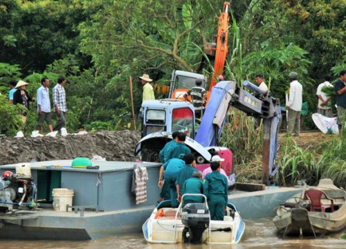 4 căn nhà trôi xuống sông Cổ Chiên giữa đêm