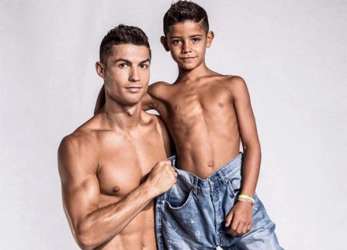 C. Ronaldo cùng con trai quảng cáo quần jeans