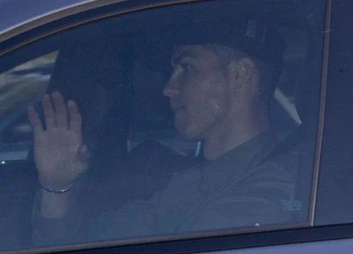 C. Ronaldo đến sân ngay sau khi đón con gái chào đời