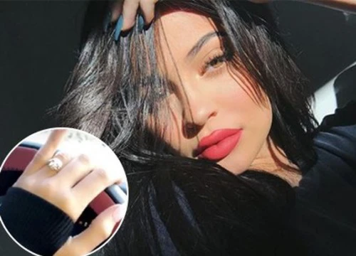 Kylie Jenner khoe chiếc nhẫn đính viên kim cương "khủng", có thể đã đính hôn và sắp sinh con gái