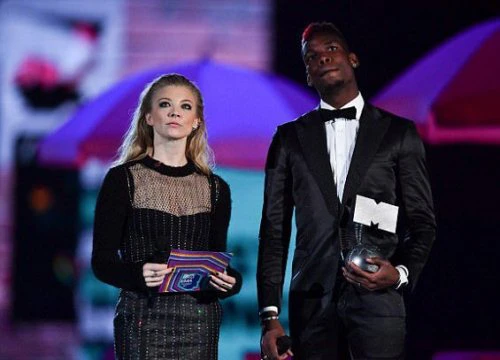 Paul Pogba cầm mic, sánh vai cùng Natalie Dormer tại MTV European Music