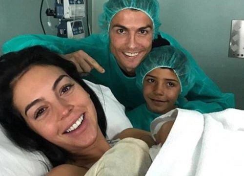 Ronaldo và con trai hân hoan chào đón 'công chúa' Alana Martina vừa chào đời