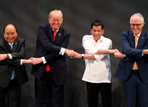 Tổng thống Trump lúng túng trước nghi thức bắt tay kiểu ASEAN