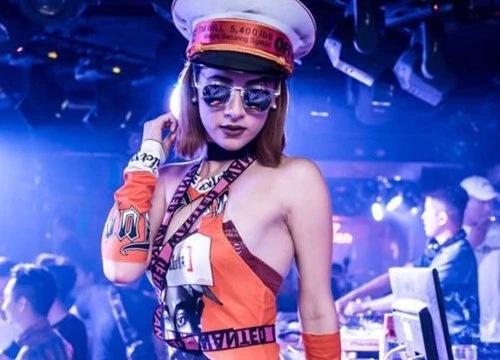 Vì sao vũ công trong quán bar phải mặc sexy hơn cả DJ?