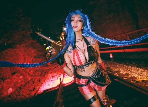 Bất ngờ với cosplay Jinx "ngực khủng" trong Liên Minh Huyền Thoại