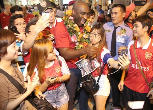 Cựu trung vệ Sol Campbell đến TP HCM, bình luận Ngoại hạng Anh và làm bánh xèo