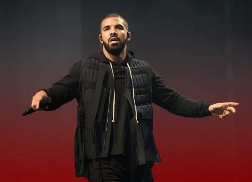 Drake nổi giận khi nhìn thấy khán giả nam sờ ngực một cô gái