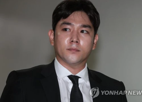 Hết ẩu đả, lái xe gây tai nạn, Kangin (Super Junior) lại bị đưa vào đồn vì hành hung bạn gái