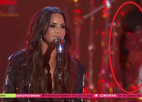 Fan cuồng thi nhau ném 'đồ người lớn' lên sân khấu biểu diễn của Demi Lovato