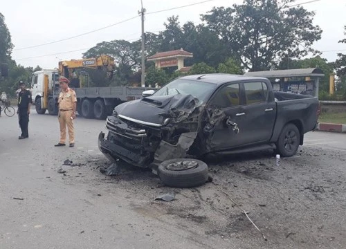 Hai ô tô tông trực diện, xe bán tải nát bét đầu