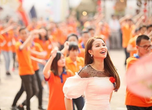 Hoa hậu Phạm Hương nhảy Flashmob cùng 1000 sinh viên Đại Nam