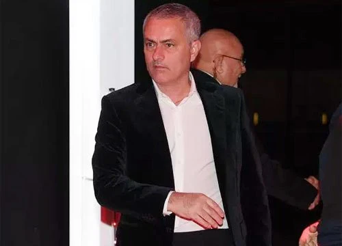 Học trò có đôi có cặp đi tiệc, HLV Mourinho một mình tới dự