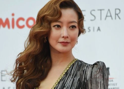 Kim Hee Sun khoe sắc trên thảm đỏ Asian Artist Awards