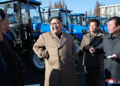 Lái thử máy kéo, ông Kim Jong-un kêu gọi Triều Tiên tự lực cánh sinh