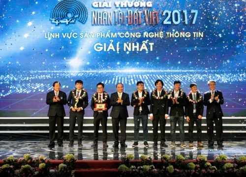 Thủ tướng Nguyễn Xuân Phúc trao giải Nhất Nhân tài Đất Việt 2017