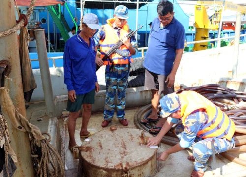 Cà Mau: Liên tiếp bắt nhiều tàu chở dầu trái phép với khối lượng lớn