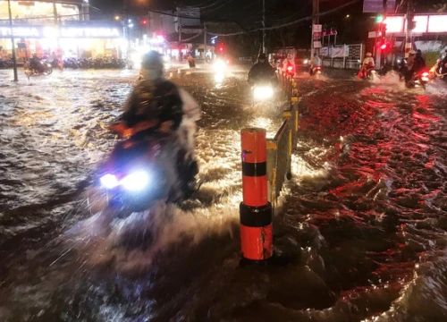 Hồ điều tiết chống ngập lại "thất thủ" trong cơn mưa lớn