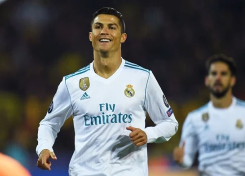 Dàn vệ sĩ phải động thủ khi C. Ronaldo bị fan cuồng áp sát