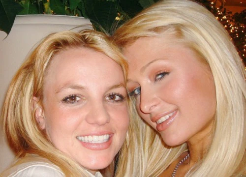 Paris Hilton tự nhận đã cùng Britney phát minh ra ảnh selfie, nhưng hứng cả "rổ đá" từ cư dân mạng