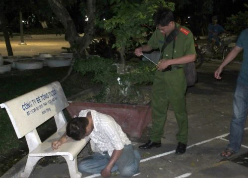 Tiền Giang: Phát hiện người đàn ông chết gục vào ghế đá