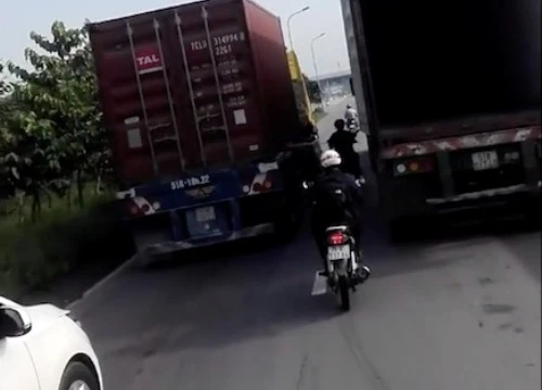 TP.HCM: Tranh cãi lý do 2 container kè nhau bằng tốc độ "rùa bò"