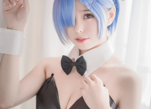 Xịt máu mũi với cosplay nàng hầu Rem trong Re:Zero