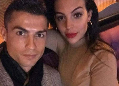 Fan cuồng xăm tên và số áo Ronaldo sau lưng