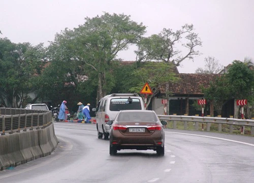 Hãi hùng cảnh buôn bán nơi "điểm đen" tai nạn giao thông