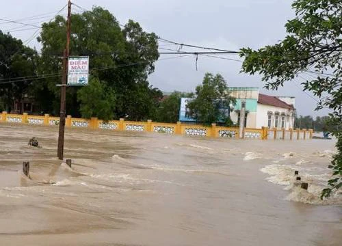 Tìm thấy thi thể người phụ nữ bị lũ cuốn từ tay chồng