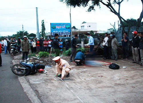 Bất ngờ phát hiện 2 thanh niên tử vong bên lề đường