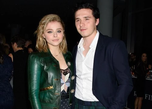 Brooklyn Beckham ra dáng đàn ông chững chạc, đan tay Chloe Moretz đầy tình cảm đi dự sự kiện