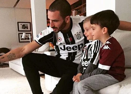 Con trai Bonucci được đối thủ của bố tặng áo