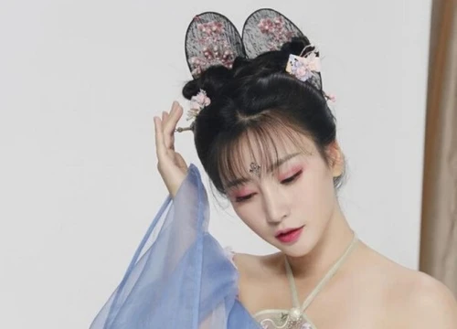 Ngắm "siêu vòng 1" Liễu Nham, Angelababy diện áo yếm lả lơi