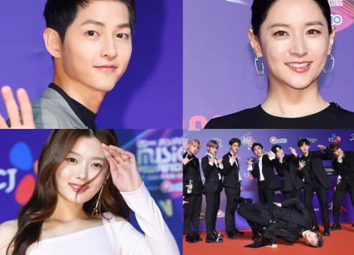 Thảm đỏ MAMA Hồng Kông: Song Joong Ki và Lee Young Ae mê mẩn EXO, Wanna One, Kang Daniel kê cả đầu xuống sàn