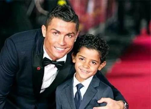 Con trai Ronaldo lập siêu phẩm đá phạt