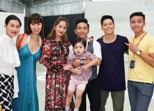 Khánh Thi - Phan Hiển bế con trai đi xem show múa của John Huy