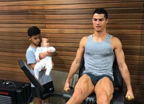 Sau tất cả, CR7 đã khoe "con gái rượu" với công chúng