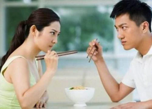 Vợ góp ý chuyện 'học ăn' chồng ném đũa dỗi dằn