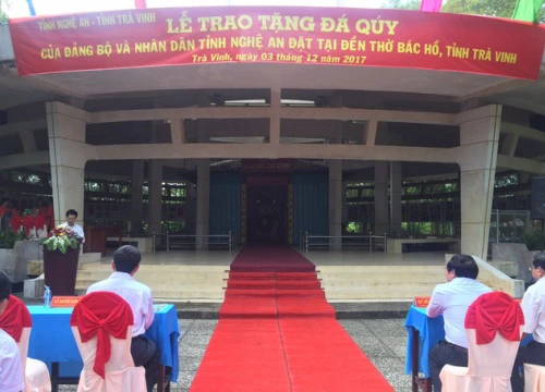 Cung tiến đá quý Đại Lam Ngọc, đặt tại đền thờ Bác Hồ