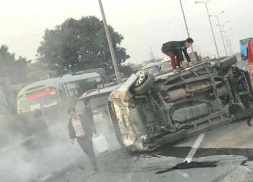 Hai ô tô đâm nhau "chổng vó" giữa cao tốc Pháp Vân - Cầu Giẽ