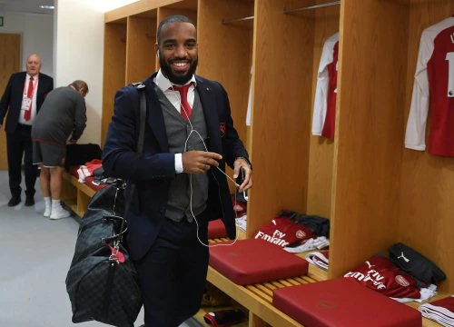 Lacazette tươi như hoa, làm tất cả sửng sốt