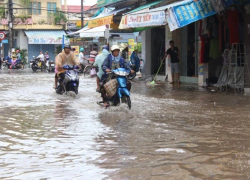 Mưa lớn bất thường, phố biến thành sông