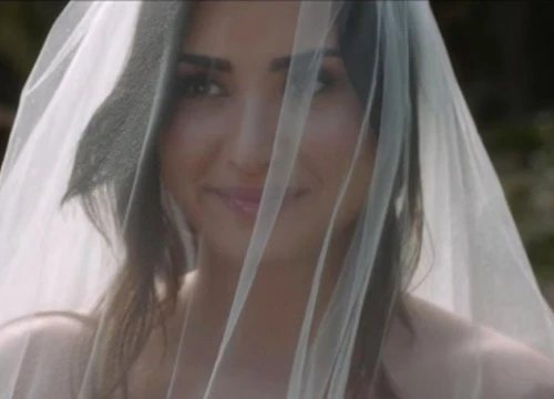 Ngất ngây trước nhan sắc của 'cô dâu' Demi Lovato trong MV mới 'Tell Me You Love Me'