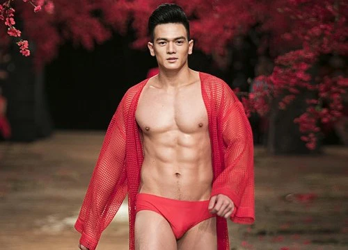 'Chàng thơ' của Đỗ Mạnh Cường diện nội y tự tin catwalk giữa dàn mẫu nữ