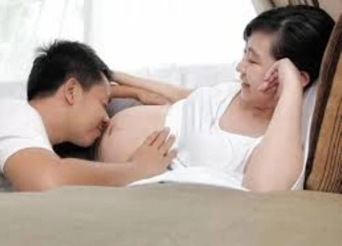 Tuần thứ 40 vẫn chưa đẻ được, vợ ghé tai bảo chồng: 'Em có cách rồi! ngày 2 lần...