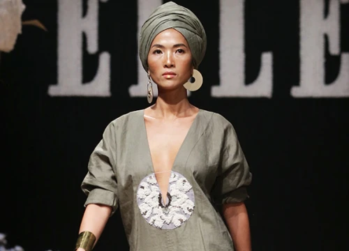 Bằng Lăng catwalk xuất thần bên dàn mẫu 'đàn em'