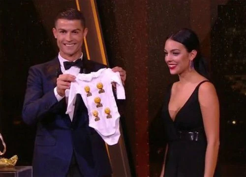 C. Ronaldo và người yêu được tặng quà ở Gala Quả bóng vàng