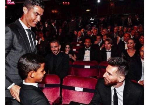 Con trai Ronaldo nhắn nhủ Messi trước thềm lễ trao bóng vàng