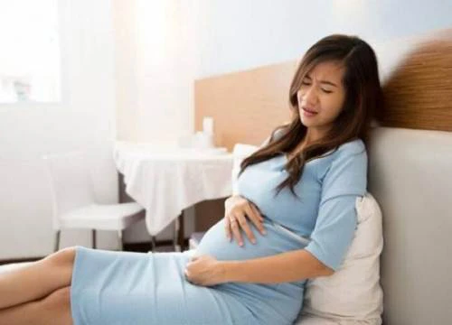 Đêm hôm chửa vượt mặt tự vào viện khám gặp chồng đưa bồ đi khám thai chỉ nói 1 câu