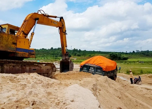 Huyện giao bãi cát cho chủ tịch xã quản lý để chống "cát tặc"